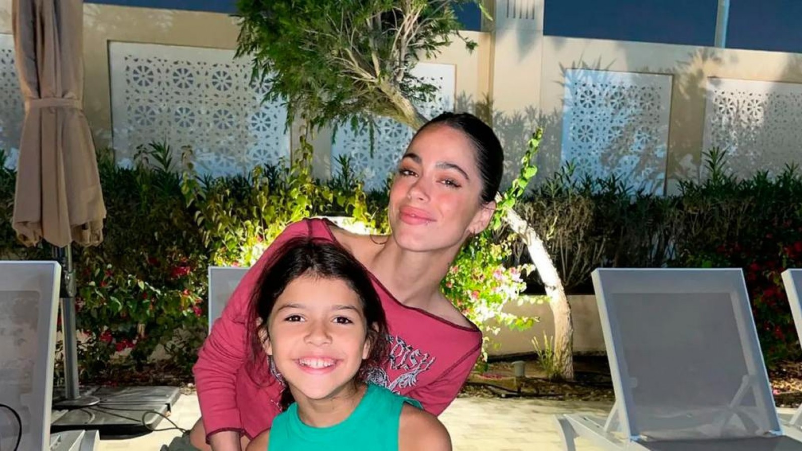 Tini Stoessel visitó a Rodrigo De Paul en la concentración y la hija de Leandro Paredes le pidió una foto